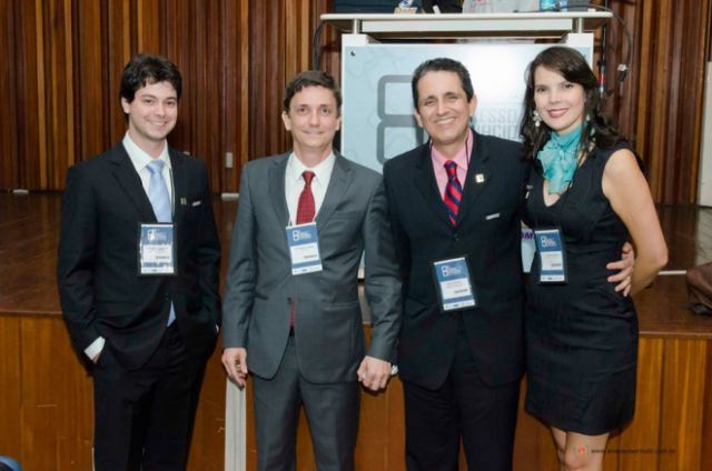 Membros da comissão Alexandre da Veiga Jardim, Fábio Santana e Luciana Gonzaga com o professor Carlos Alexandre Câmara